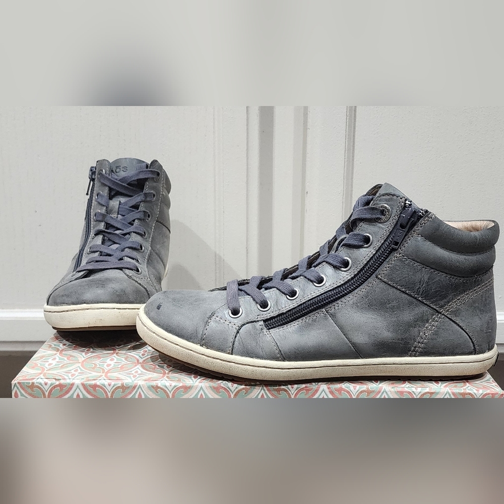 Taos Union Sneaker, size 7.5